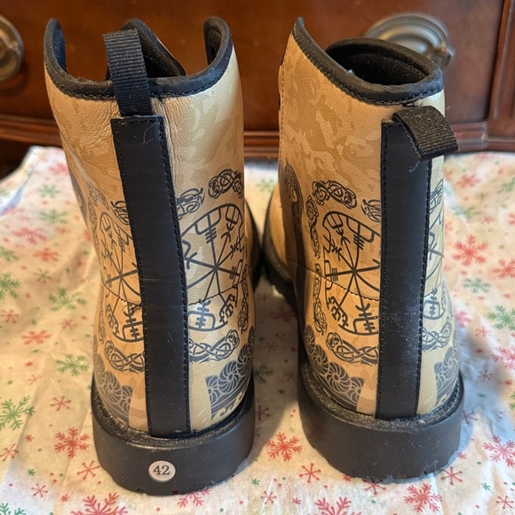 Unisex vegan leather combat boots Viking longship Vegvisir symbol design Beige - Picture 5 of 10